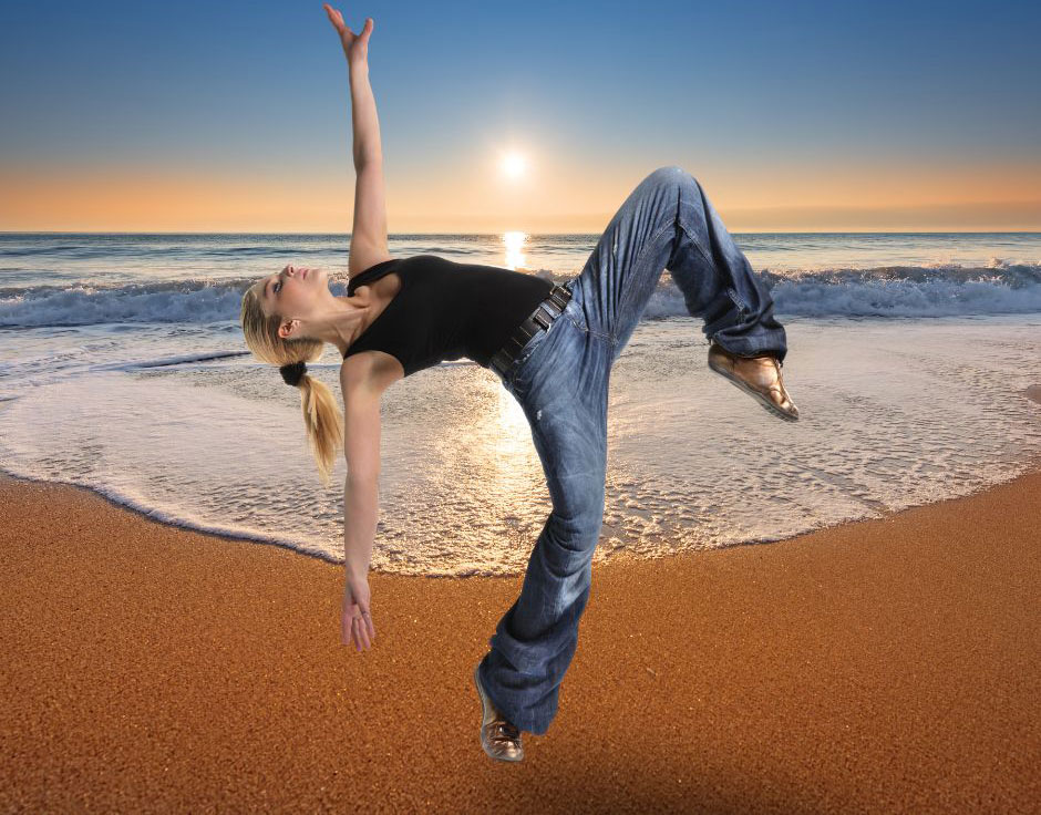 Mulher na prai pela manha fazendos exercicios